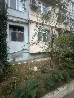 Satılır köhnə tikili 2 otaqlı 42 m²,  20 yanvar m.-11