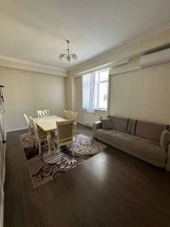 İcarə yeni tikili 3 otaqlı 80 m², İnşaatçılar m.-12