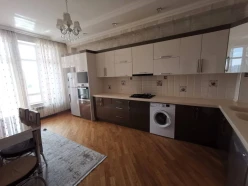 İcarə yeni tikili 3 otaqlı 170 m², İnşaatçılar m.-25