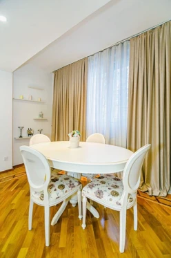 İcarə yeni tikili 4 otaqlı 120 m²,  28 May m.-4