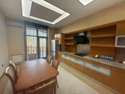 İcarə yeni tikili 4 otaqlı 270 m²,  28 May m.-10