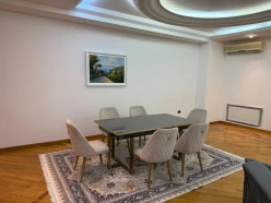 İcarə yeni tikili 4 otaqlı 270 m²,  28 May m.-3