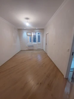 Satılır köhnə tikili 2 otaqlı 50 m², Azadlıq prospekti m.